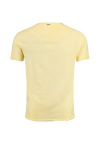Camiseta corta de manga amarilla con cuello redondo, hecha de tejido ligero, que presenta una textura suave y un corte relajado.
