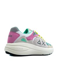 Sneaker chunky con pannelli rosa, grigio, bianco, turchese e beige, lacci gialli, simboli neri sui lati e "SUN68" impresso sulla suola e sul tallone.