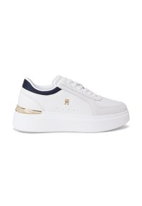 Λευκό αθλητικό παπούτσι με λείο δερμάτινο επάνω μέρος, ναυτικομπλε λεπτομέρειες στη φτέρνα και μεταλλική χρυσή ρίγα στη μεσαία σόλα. Διαθέτει επίπεδο σύστημα κορδονιών.