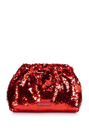 Bolso de mano rojo con lentejuelas, parte superior fruncida y una pequeña etiqueta con la inscripción "WITTCHEN" en el centro delantero.