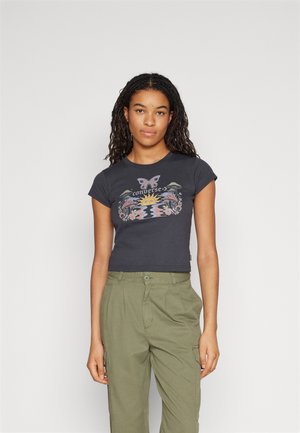 Camiseta negra cropped con un colorido diseño gráfico de mariposa y flores, hecha de algodón suave y con mangas cortas.