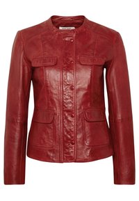 Röd läderjacka med rund krage, framknappstängning, två bröstfickor och slät yta. Har figursydda ärmar och skräddarsydd silhuett.