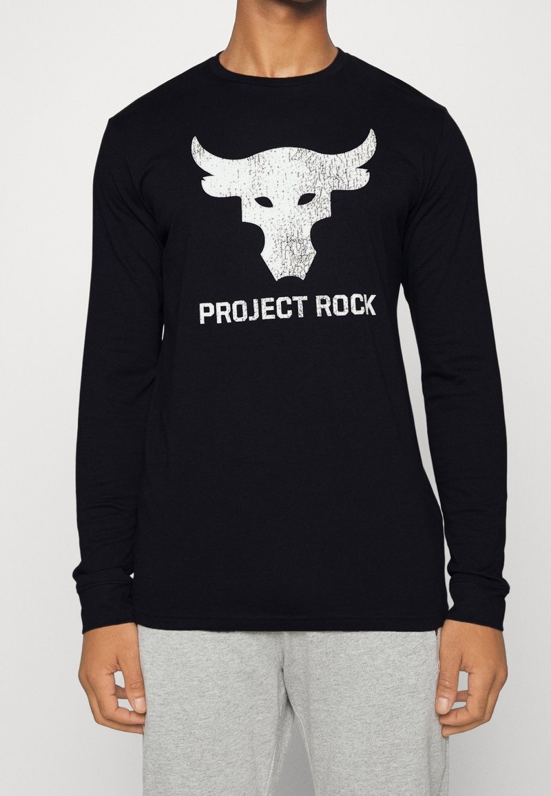 Chemise noire à manches longues en coton avec un graphique de crâne de taureau blanc et le texte "PROJECT ROCK" imprimé en dessous.