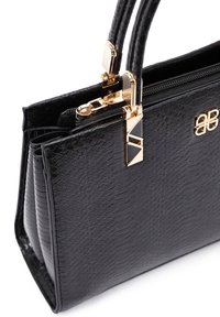 Borsa nera realizzata in materiale testurizzato con finitura lucida. Dotata di accessori dorati, doppi manici e scomparto con zip.