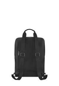 Zaino in pelle nera con spallacci regolabili, manico superiore, tasca frontale con zip e texture liscia. Design minimalista senza loghi visibili.