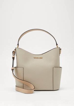 Beżowa torebka ze skóry o fakturze, z krótkim uchwytem i odpinanym długim paskiem, wyposażona w zewnętrzne boczne kieszenie oraz złote logo Michael Kors.