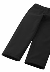 Schwarze kürzere Hose aus glattem Stoff mit flachem Bund, einfachem Knopfverschluss und sauberem Steppdetail an den Säumen.