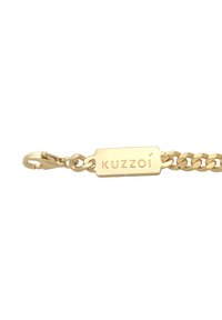 Aukso grandinėlė su plokščiu stačiakampiu žymekliu, išgraviruotu žodžiu "Kuzzoi." Su maža užsegimu ir lygiu, blizgiu paviršiumi.