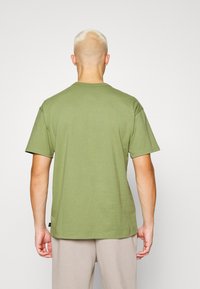 Nike Sportswear TEE - T-shirt básica - khaki/black