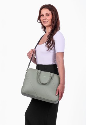 Grüne Leder-Handtasche mit diagonaler Naht, doppelten Traggriffen und einem abnehmbaren Schulterriemen. Glatte Oberfläche mit dezentem Markenlogo.