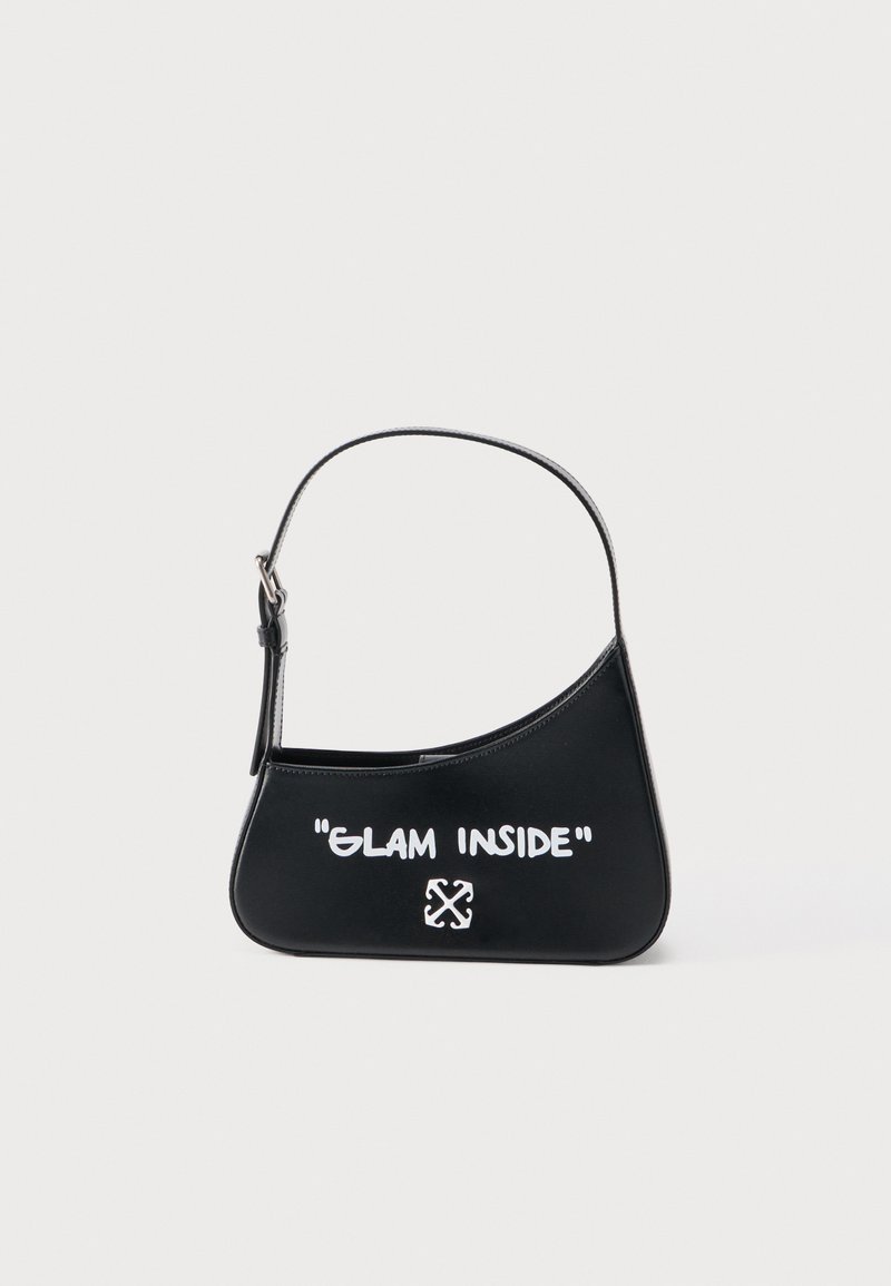 Μαύρη τσάντα χειρός με ένα λουρί, άσπρο κείμενο "GLAM INSIDE" και μικρό λευκό καλλιτεχνικό λογότυπο κεντραρισμένο κάτω από το κείμενο.