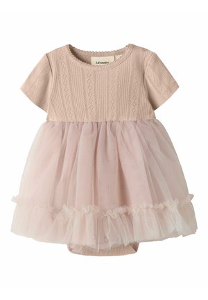 Beigenvärinen vauvan mekko, jossa on lyhyet hihat, neulottu yläosa teksturoidulla kuviolla ja pehmeä tyllihame rypytetyllä helmalla.