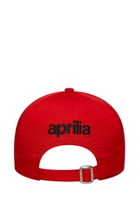 Sarkans auduma cepure ar izšūtu melnu "aprilia" logo aizmugurē, ar regulējamu metāla sprādzi izmēra pielāgošanai.