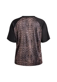 Camiseta de estampado de leopardo en negro y beige, con mangas cortas y escote redondeado, que presenta un diseño en negro contrastante en el hombro y la manga.