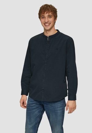 Chemise en coton bleu marine à col montant et manches longues, fabriquée dans un tissu lisse. Caractéristiques : fermeture à boutons à l'avant et détail de logo.