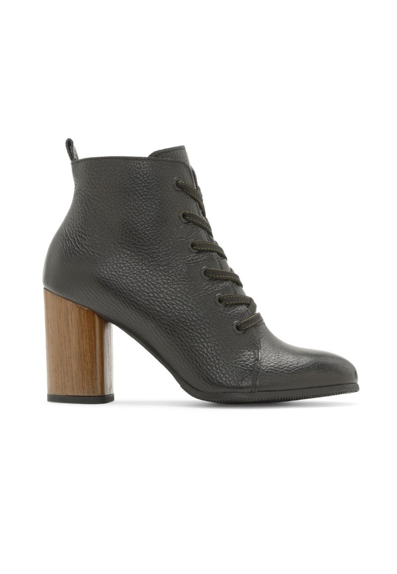 Ciemnoszary skórzany botek za kostkę z fakturowaną powierzchnią, zaokrąglonym noskiem i drewnianym słupkowym obcasem, z przodem na sznurowadła.