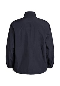 Tumši zilas krāsas viegls jaka ar augstu apkakli, gariem piedurknēm, elastīgiem aproču galiem un regulējamu aukliņu apakšmalā, attēlota no aizmugures.