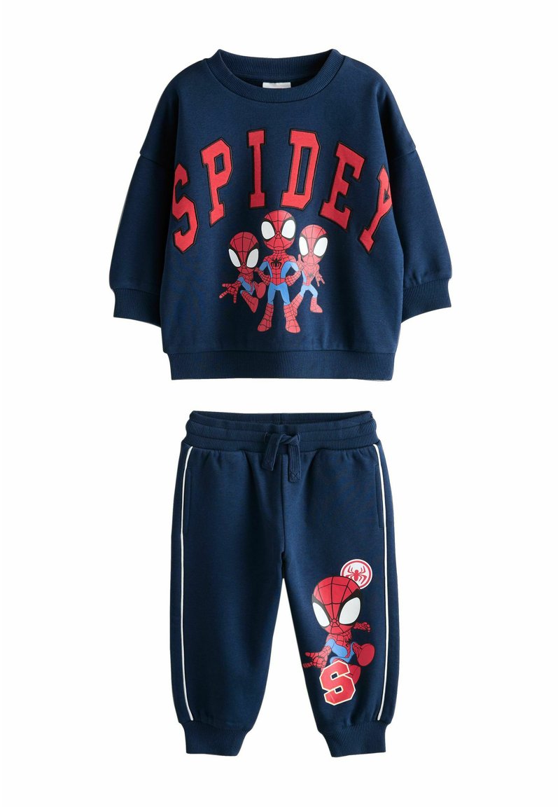 Tumed sinine laste spordikomplekt punase "SPIDEY" kirjatähega ja kolme Ämblikmehe tegelasega peal, ühtivad püksid Ämblikmehe mustriga ja valgete triipudega.