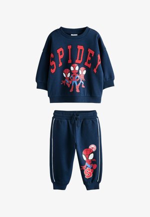 Tamsiai mėlynas vaikų sportinis rinkinys su raudonu užrašu "SPIDEY" ir trimis Žmogaus-voro personažais viršuje, derančios kelnės su Žmogaus-voro raštu ir baltais dryžiais.