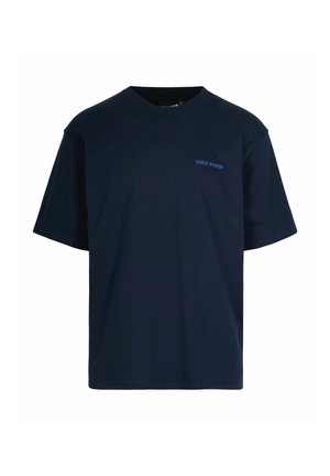 T-shirt in cotone blu navy con maniche corte, colletto a girocollo e un piccolo logo blu sul petto sinistro. Design semplice e rilassato.