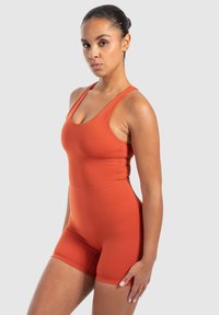 Orange atletisk bodysuit med en åtsittande design, breda axelband och en slät yta. Längd till mitten av låret med minimala sömnadsdetaljer.