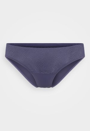 Culotte de bikini violette avec une bande supérieure en dentelle à motifs, corps lisse et bords festonnés. Fabriquée en matériau doux et extensible.