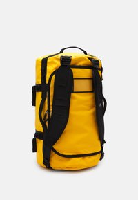 The North Face BASE CAMP DUFFEL S UNISEX - Reiseveske - summit gold/black