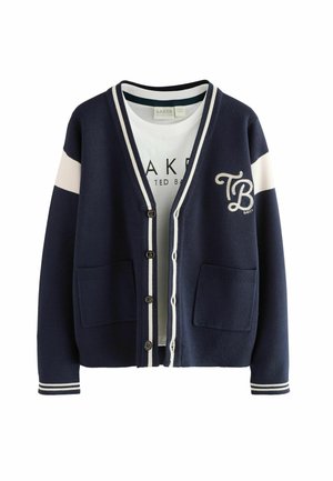Marine cardigan lavet af blødt materiale, med hvide striber på ærmerne, to frontlommer og en knaplukning med logo detaljer.