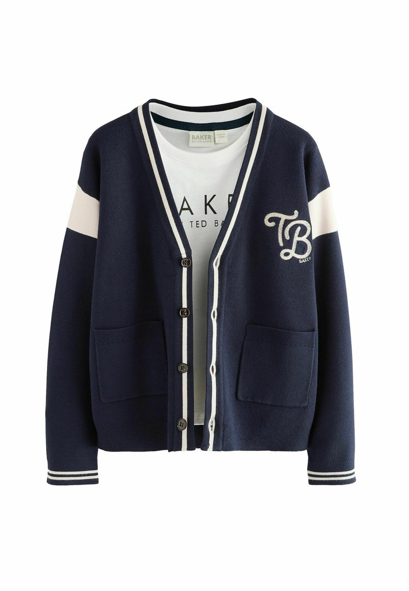Marine cardigan gemaakt van zacht materiaal, met witte strepen op de mouwen, twee voorzakken en een knoopsluiting met een logo-detail.