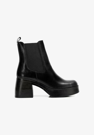 Schwarze Lederstiefelette mit elastischen seitlichen Einsätzen, runden Zehen und einem gestreiften Holzblockabsatz. Glatte Textur und elegantes Design.