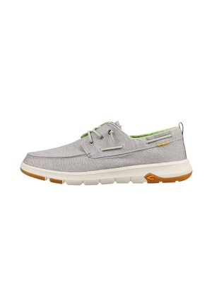Szare casualowe buty typu boat shoes z jasnoniemielonym wnętrzem, białą podeszwą, wiązane z przodu i brązowymi gumowymi detalami bieżnika na podeszwie i pięcie.