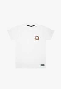 Weißes kurzärmliges T-Shirt aus Baumwolle mit einem kreisförmigen orange-braunen Logo, das auf der linken Brust aufgedruckt ist, sowie einem schwarzen Etikett am unteren Ende.