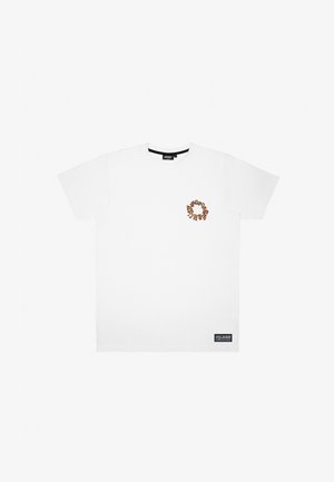 T-shirt bianco a maniche corte in cotone, con un logo circolare arancione e marrone stampato sul lato sinistro del petto e un'etichetta nera in basso.