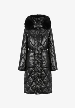 Długa czarna kurtka puchowa o błyszczącym wykończeniu, z diamentowym pikowaniem, kapturem wykończonym futrem i sznurkiem w talii. Posiada dwie kieszenie z przodu.
