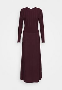Robe bordeaux à manches longues avec corsage côtelé, taille ajustée et jupe fluide. Texture lisse, encolure ronde modérée et fentes latérales.
