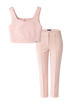 Top crop rosa chiaro senza maniche con scollo quadrato e pantaloni a vita alta su misura abbinati con pieghe frontali e chiusura con cerniera.