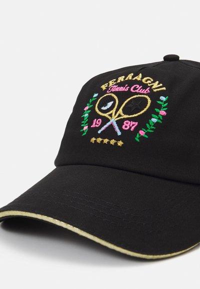 Gorra de béisbol negra con el diseño bordado "Ferragni Tennis Club", que presenta raquetas de tenis, flores y el año "1987". Acento dorado en la visera.