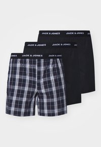 Tres pares de calzoncillos: uno a cuadros en azul marino, uno negro liso y uno gris oscuro liso. Todos cuentan con una cinturilla elástica negra con el logo "JACK & JONES".