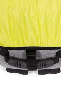 Keltainen nylon-toppi, jossa on rypytetty muotoilu, harmaa kangaspohja, mustat hihnat ja alhaalla oleva tukevasti säädettävä tai kiinnitettävä solki.