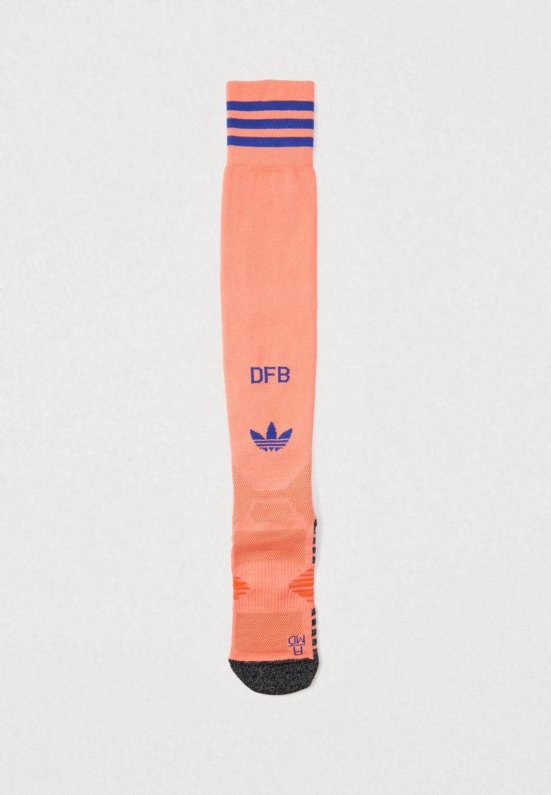 Calcetín deportivo rosa hasta la rodilla con rayas moradas en la parte superior, marca en relieve y secciones con agarre texturizado en el pie.