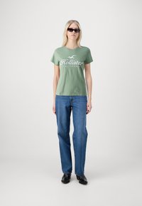 Hollister Co. TECH CORE - Trükipildiga T-särk - green bay