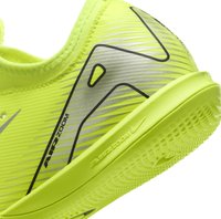 Zapatilla deportiva verde lima con parte superior texturizada, acentos plateados y suela de goma con patrón que presenta la marca "AIR ZOOM".