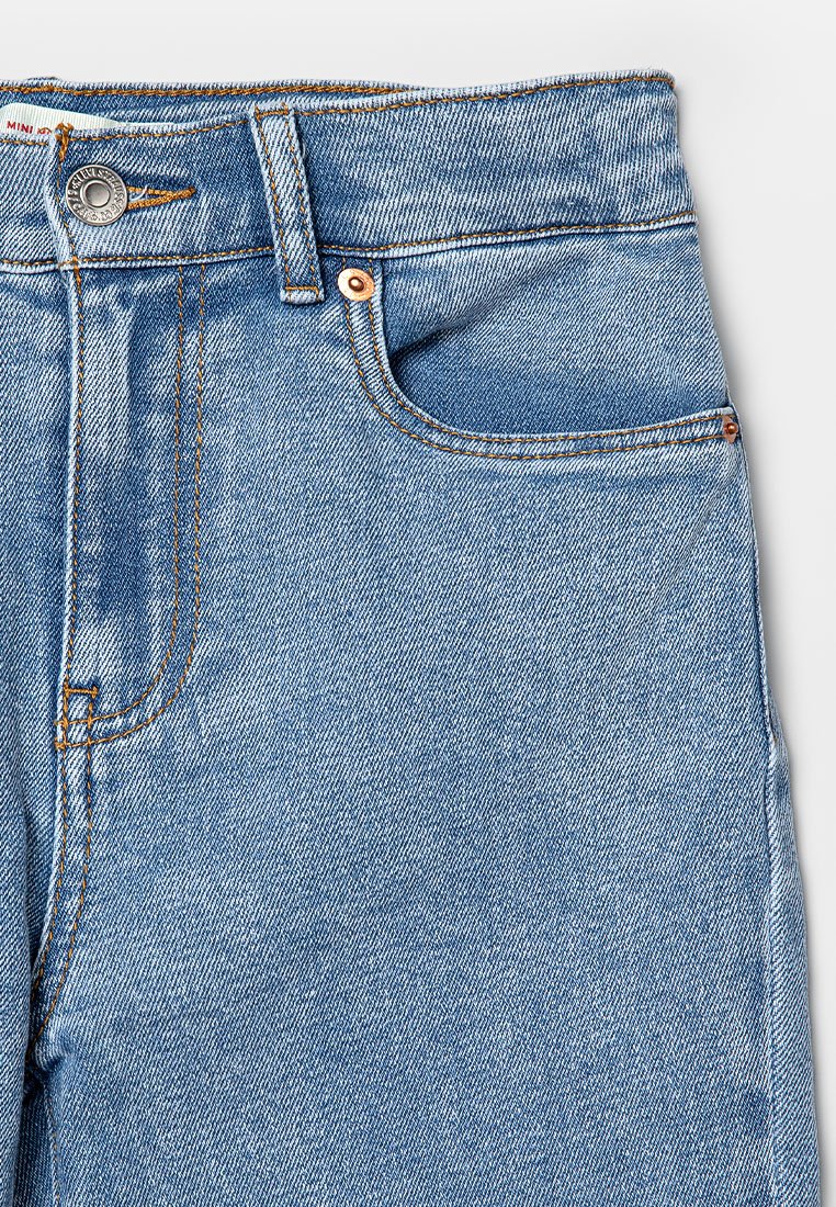 Hellblaue Jeans mit hohem Bund, kontrastierenden orangen Nähten und einer Fronttasche. Mit einem Knopf- und Reißverschluss.