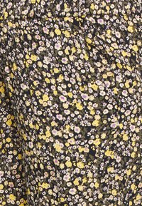 Tecido floral com pequenas flores amarelas, roxas e brancas sobre um fundo preto; textura suave; projetado com detalhes intrincados.