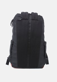 Zwarte rugzak met een mesh rugpaneel, gevoerde schouderbanden, twee zijvakken en een stevige constructie met een gladde textuur.