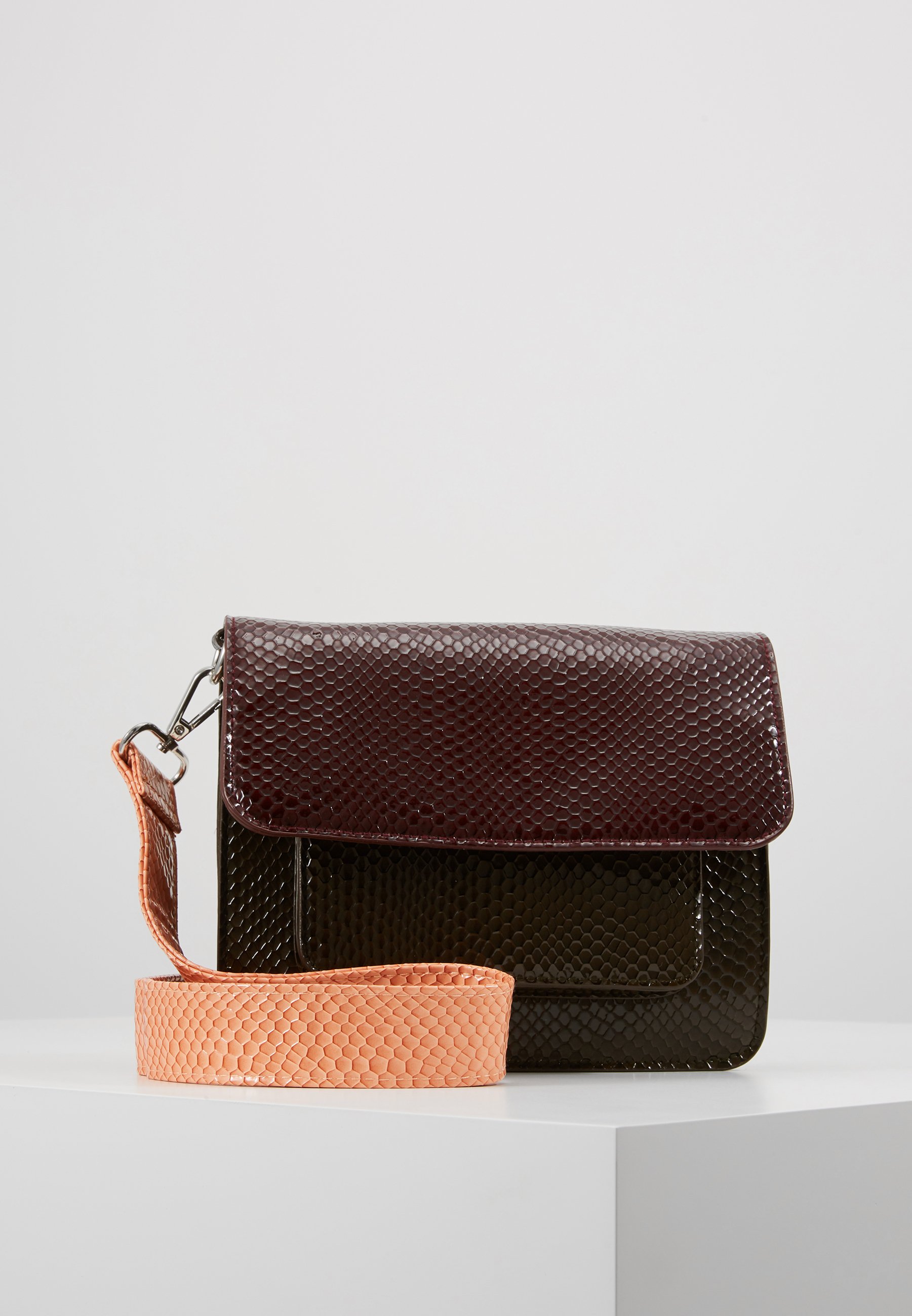 HVISK CAYMAN POCKET MULTI BOA Skulderveske burgundy Burgundy Cayman Tote Medium Vesker | Hvisk | Skuldervesker
