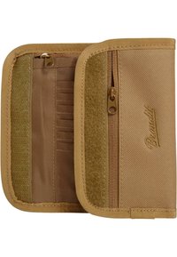 Portofel din material maro, cu un buzunar cu fermoar, mai multe sloturi pentru carduri și accente cu velcro. Material durabil cu margini cusute, design compact.