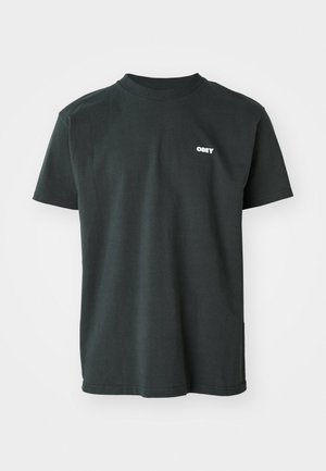 Melna kokvilnas t-kreklu ar īsām piedurknēm, ribota apkakle un mazs balts "OBEY" logotips uz krūtīm. Taisna apakšmala ar sānu šķēlumiem.