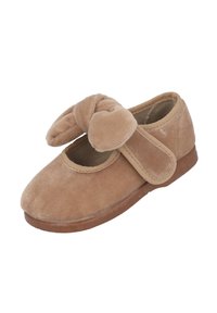 Zapatilla de terciopelo color beige con punta redonda, detalle de lazo suave en la parte delantera y suela de goma texturizada. Cuenta con un interior acolchado para mayor comodidad.