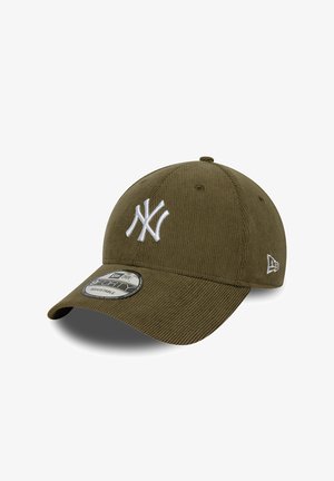 Casquette de baseball olive verte des New York Yankees avec visière incurvée et sangle réglable, arborant des logos brodés blancs à l'avant et sur le côté.